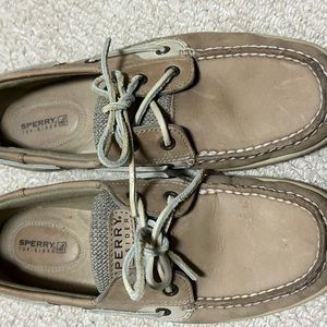 Used womens boat shoes in good condition!
